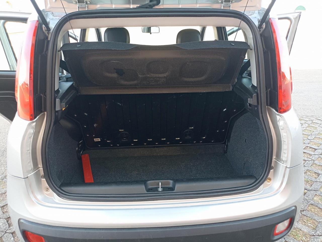FIAT. NEW PANDA LOUNGE 1.3 DIESEL COMANDI AL VOLANTE
