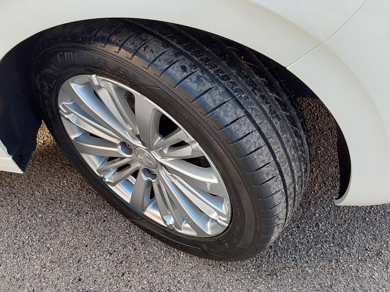 Peugeot 208 1.2 82 CV 5 porte Allure