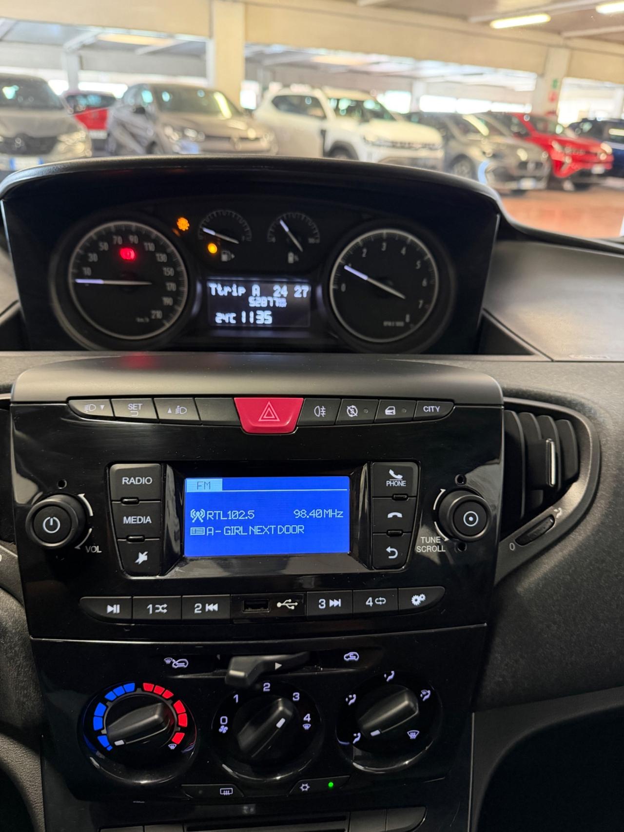 Lancia Ypsilon 1.0 FireFly 5P Hybrid Silver