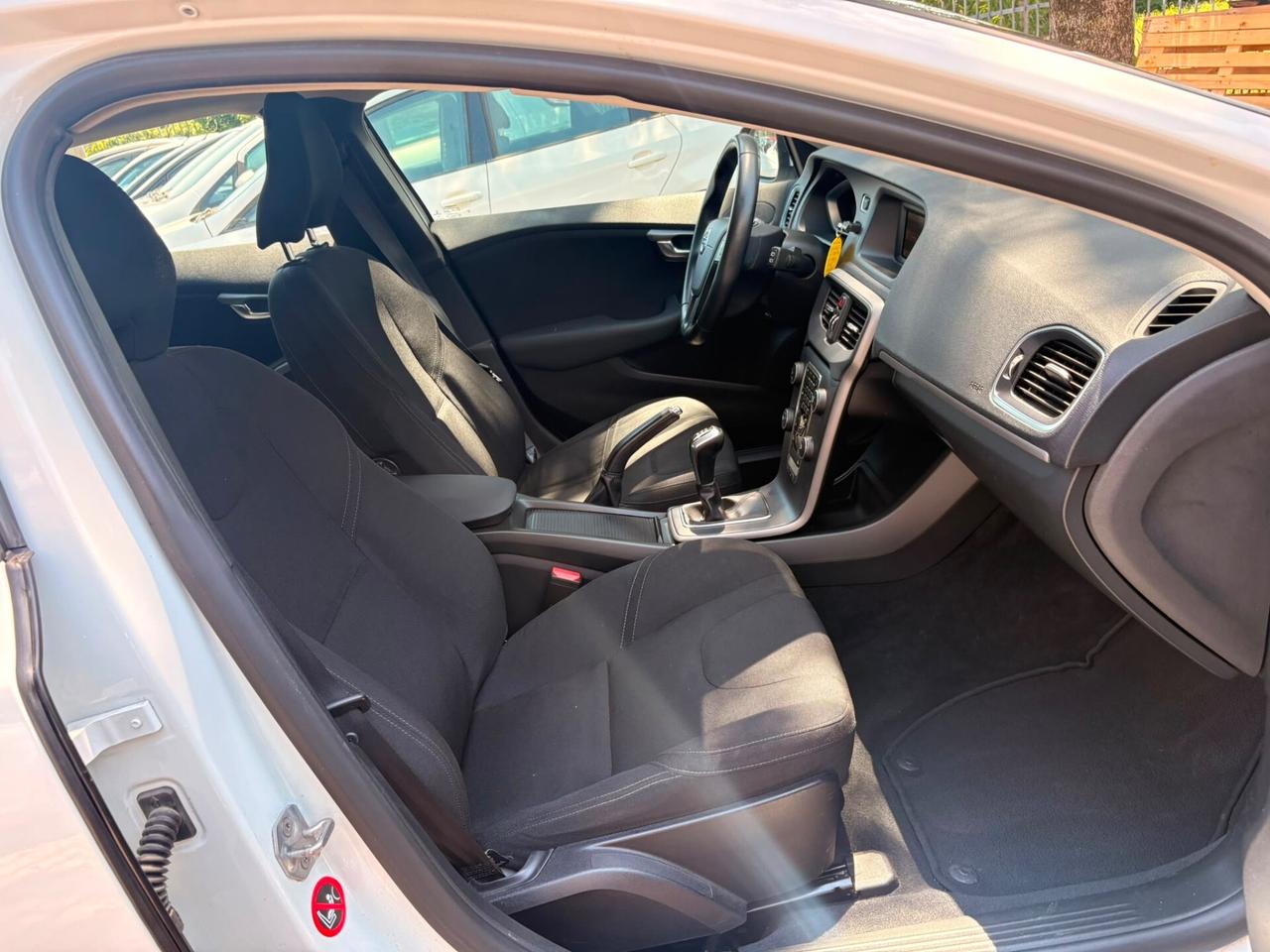 Volvo V40 D2 R-DESIGN MOMENTUM