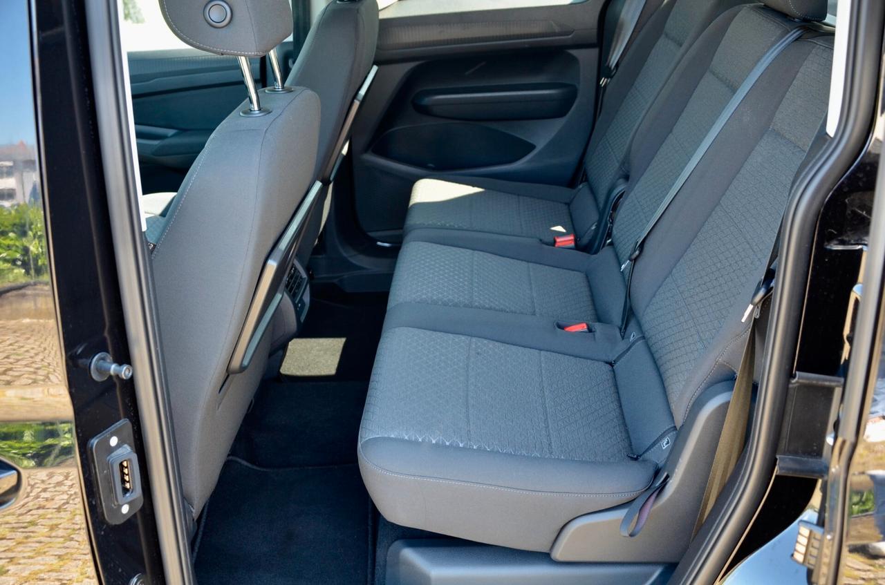 FORD TOURNEO CONNECT TITANIUM 1.5 114cv 7 POSTI, IVA COMPRESA, GARANZIA UFF FORD, UNICOPROPRIETARIO, UFF ITALIANA, EURO 6D, GANCIO TRAINO, APPLE ANDROID, PERMUTE