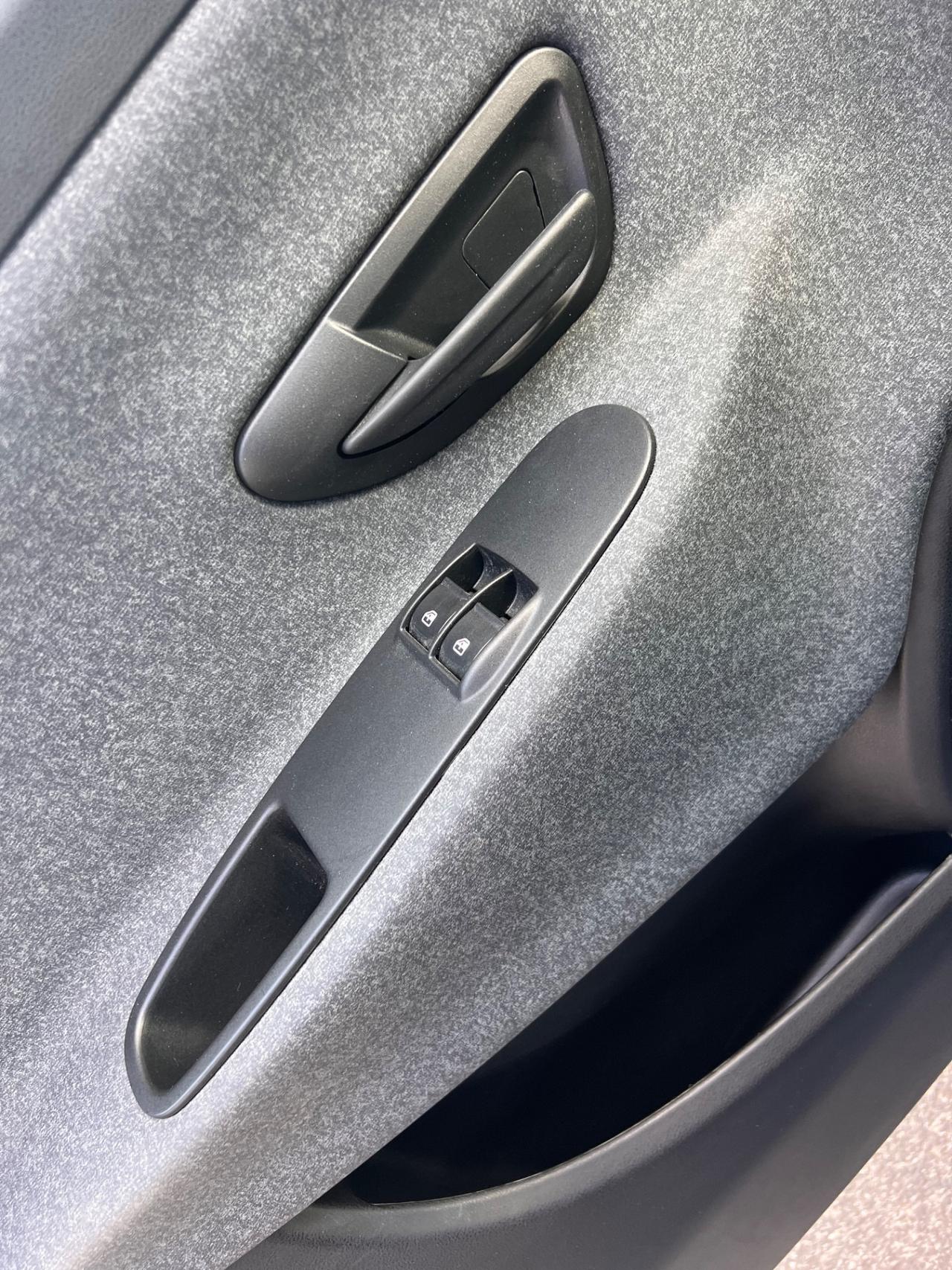 Lancia Ypsilon 1.0 FireFly 5 porte S&S Hybrid Ecochic Silver