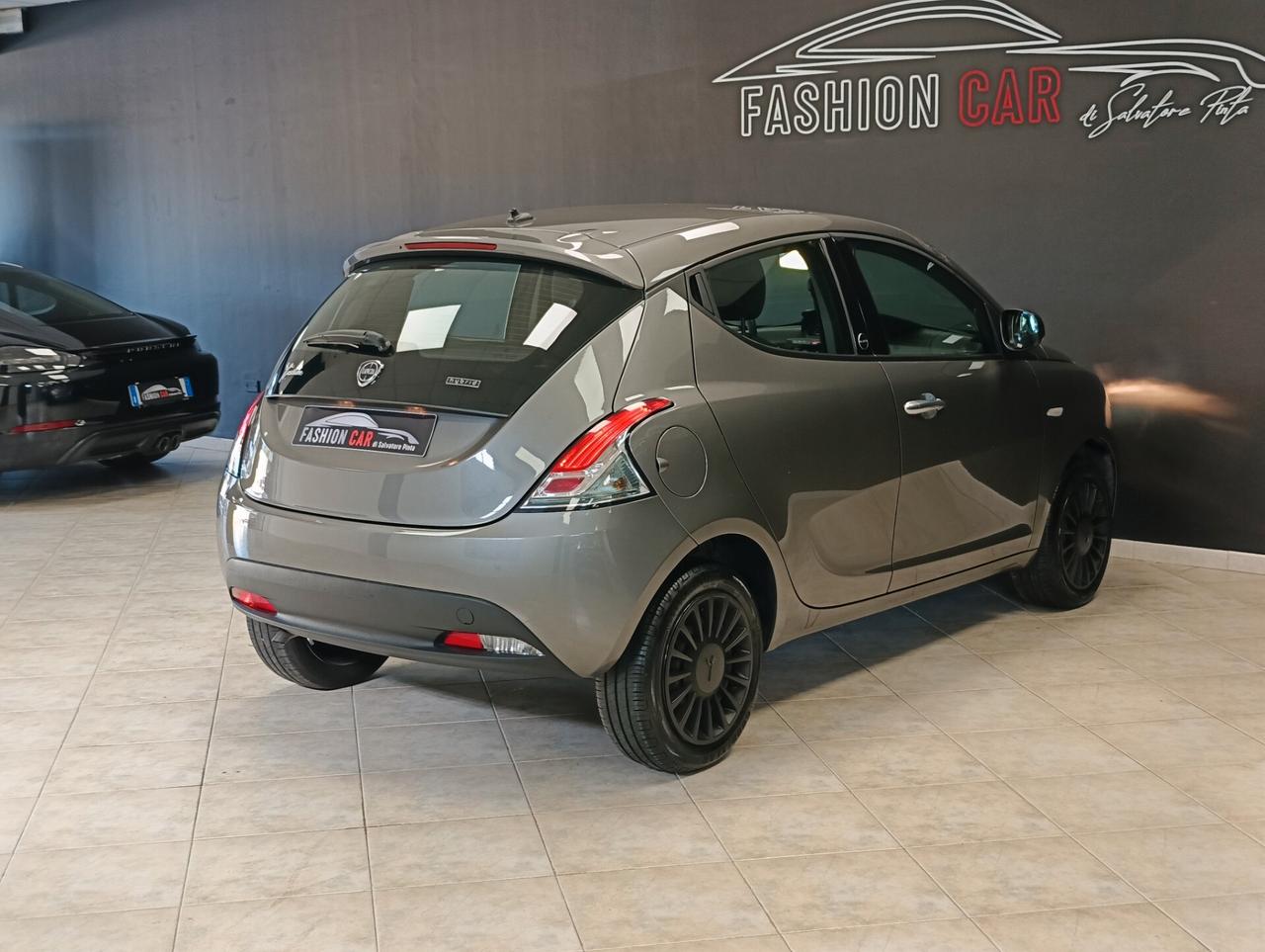 Lancia Ypsilon 1.0 FireFly 5 porte S&S Hybrid Ecochic Silver