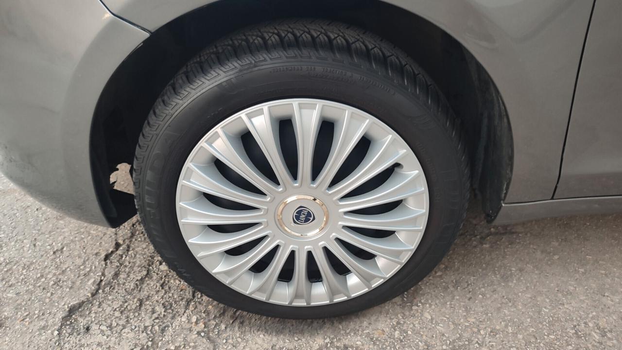 Lancia Ypsilon 1.2 69 CV 5 porte S&S Platinum