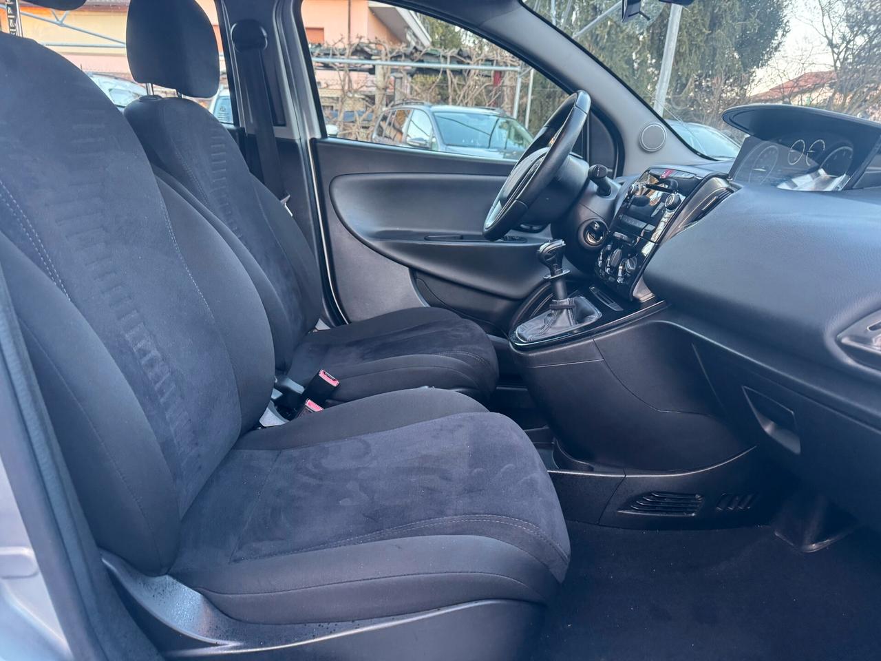 Lancia Ypsilon 1.2 69 CV 5 porte S&S Silver NEOPATENTATI