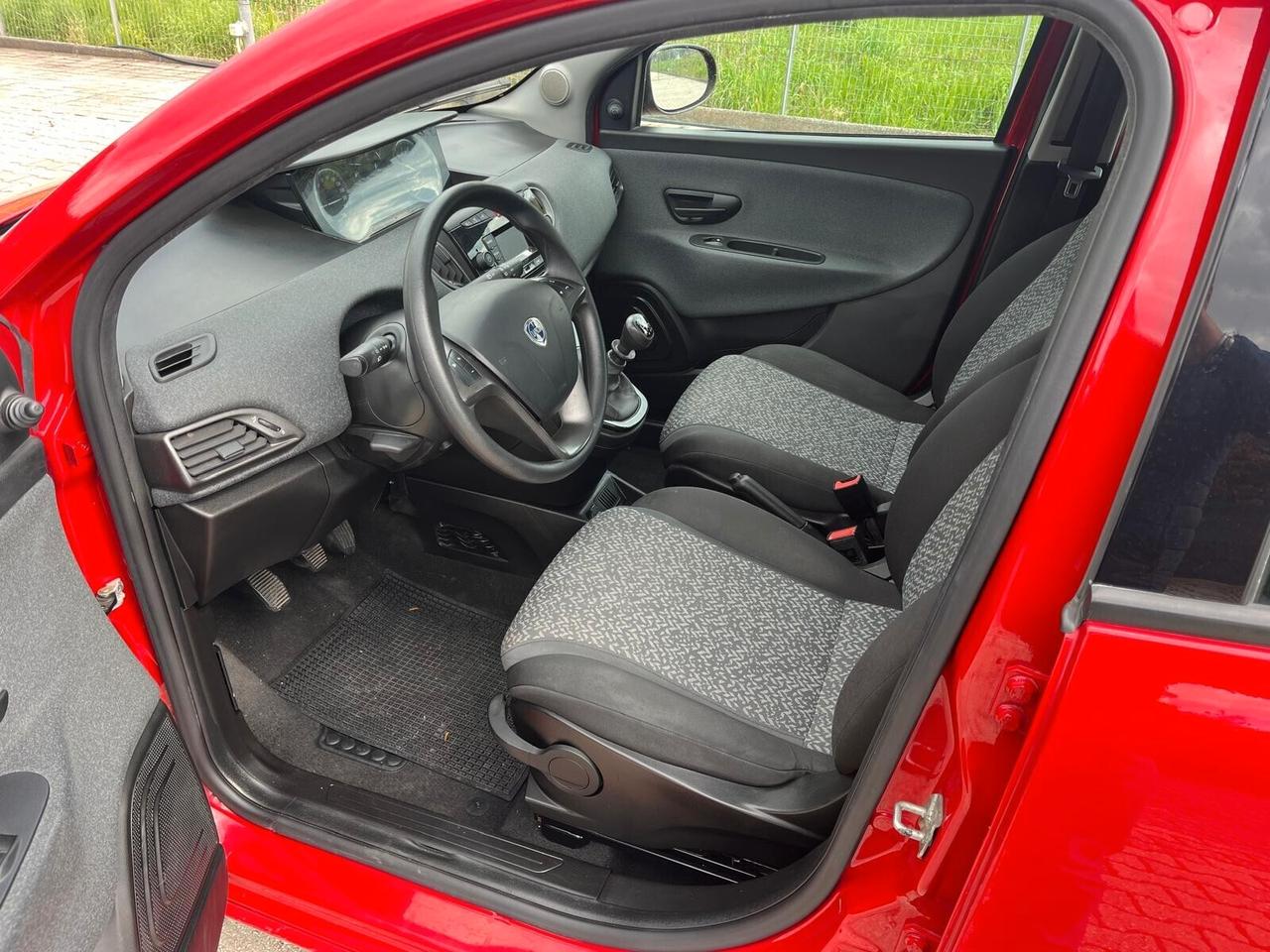 Lancia Ypsilon 1.0 FireFly 5 porte S&S Hybrid Ecochic Silver