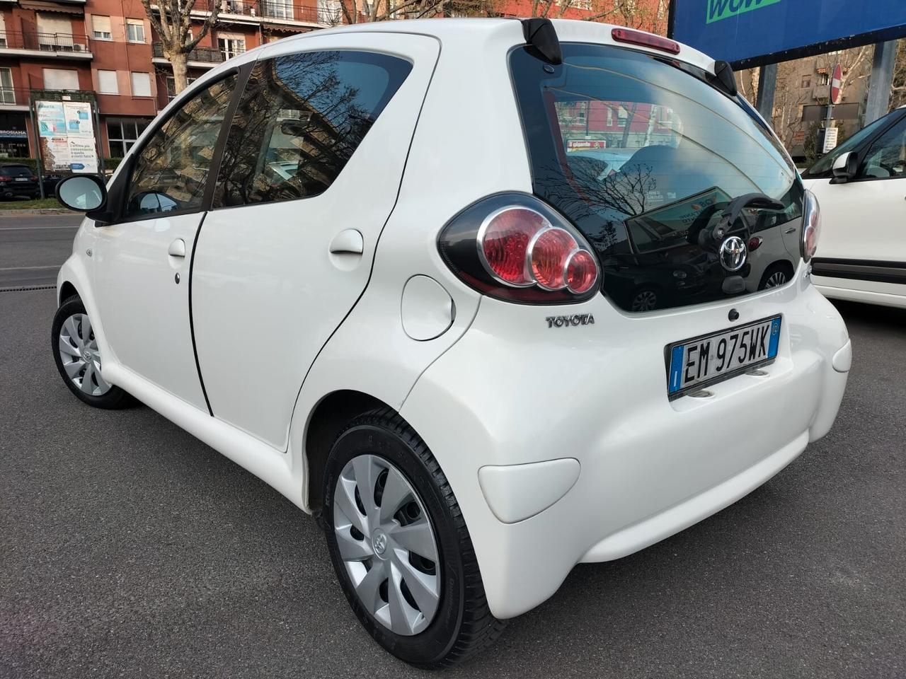 Toyota Aygo 1.0 VVT-i 69 CV 5 porte x-cool MMT