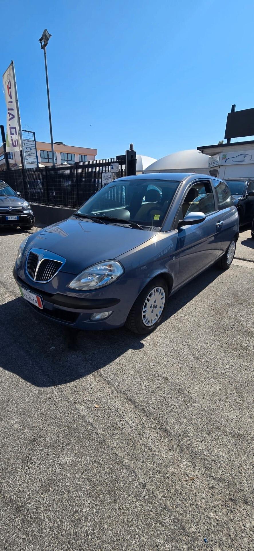 Lancia Ypsilon 1.2 16V Platino