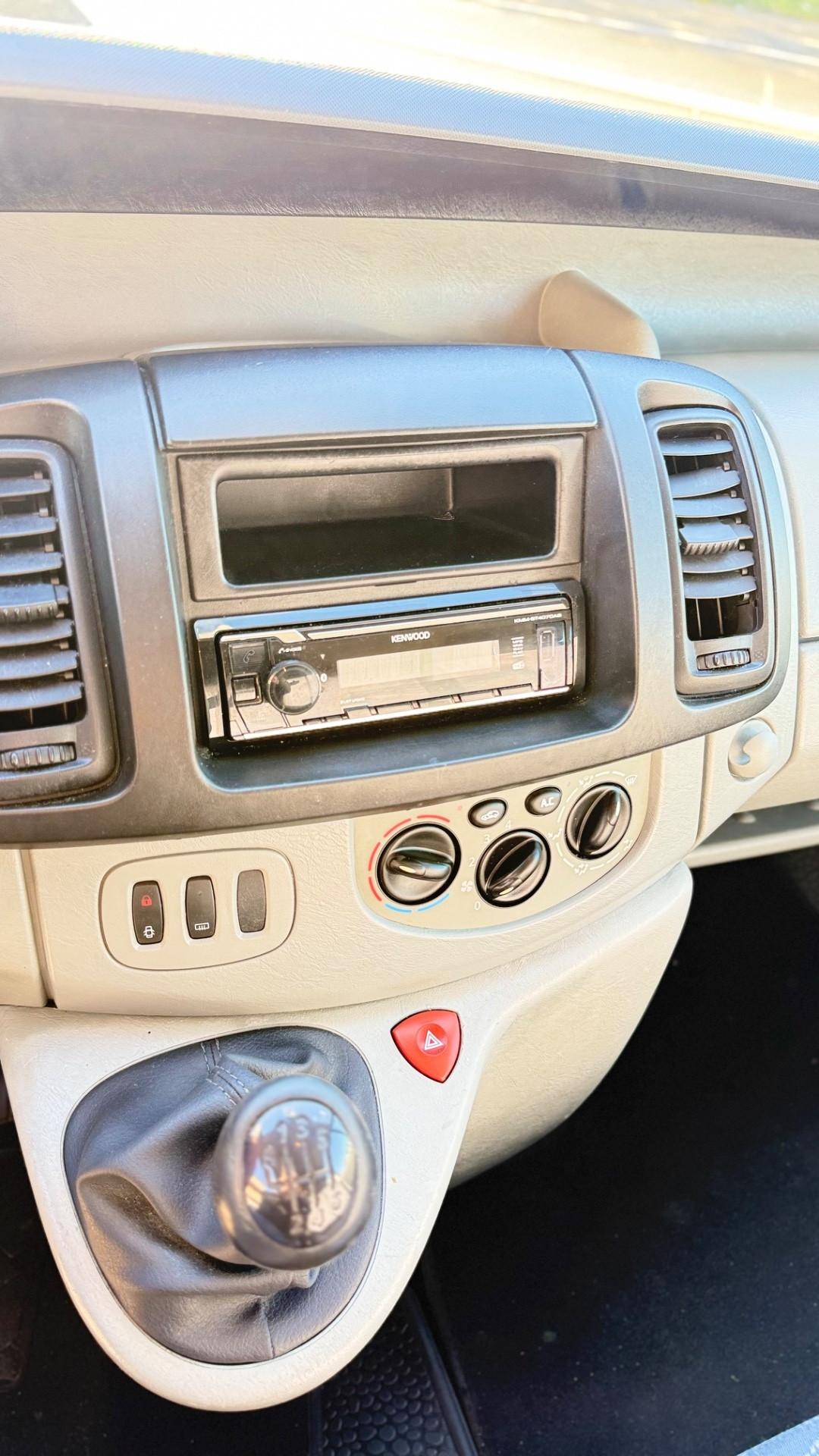 RENAULT TRAFIC 9 POSTI