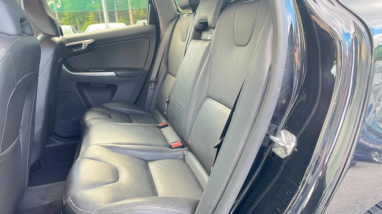 Volvo XC 60 XC60 D4 AWD Geartronic Momentum N1