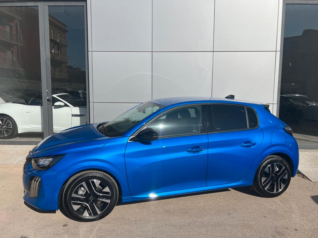 Peugeot 208 PureTech 100 5 porte Allure - listino €27.300 - scontata €20.900