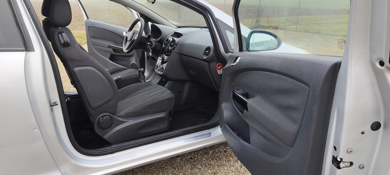 Opel Corsa 1.2 3 porte b-color