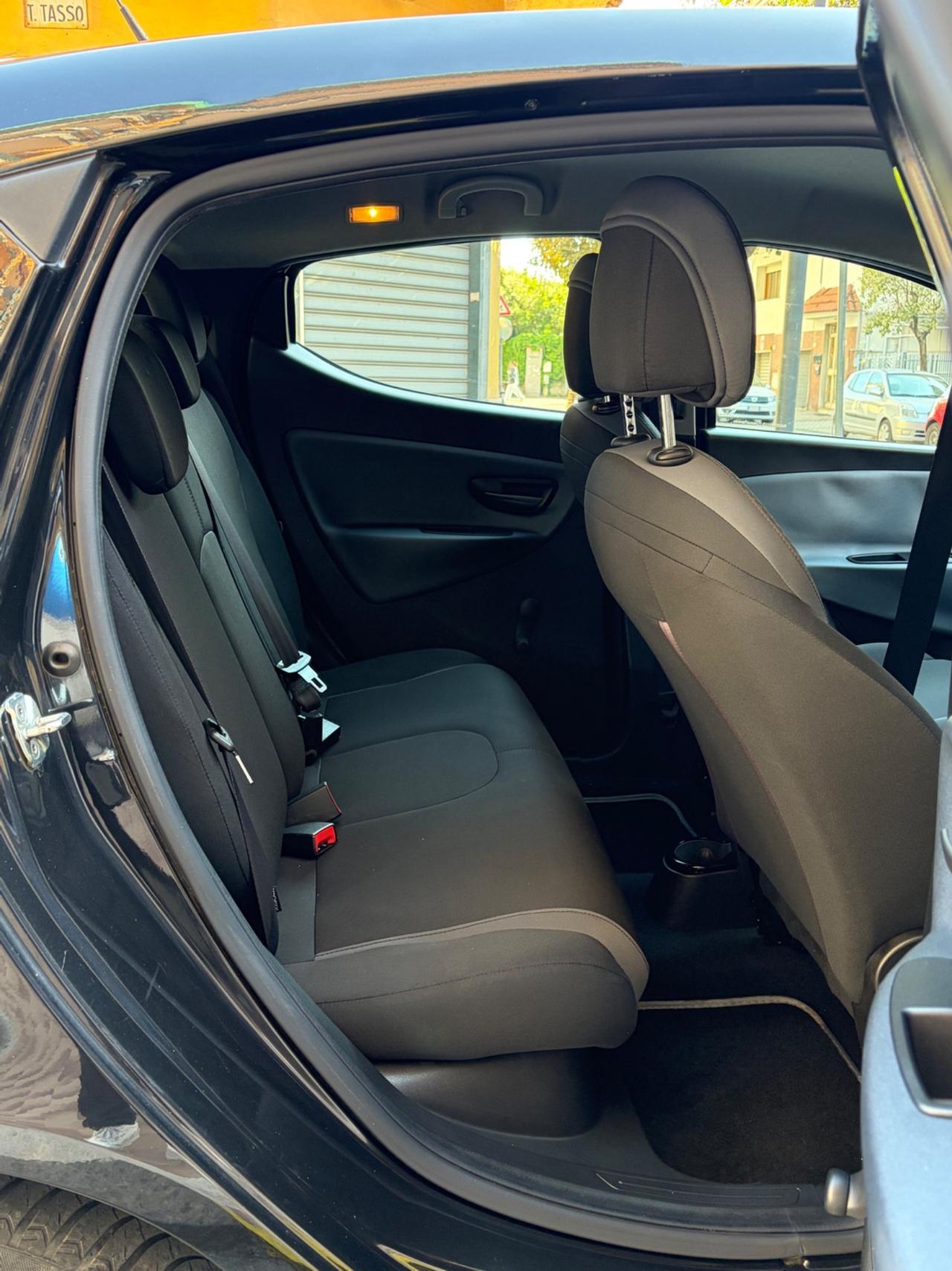 Lancia Ypsilon 1.2 69 CV 5 porte Silver