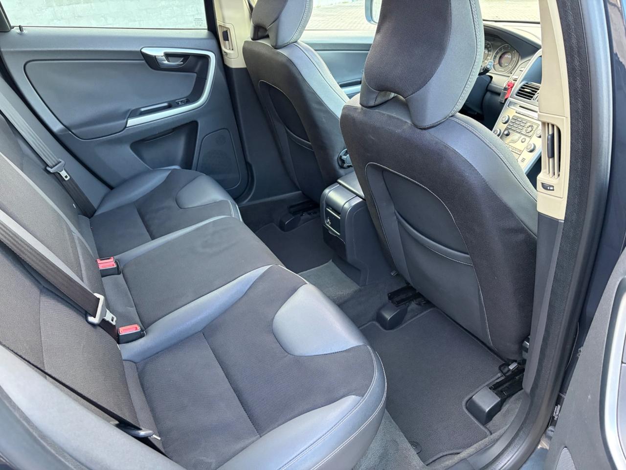 Volvo XC60 2.4 D5 Momentum “Tetto apribile” full optional
