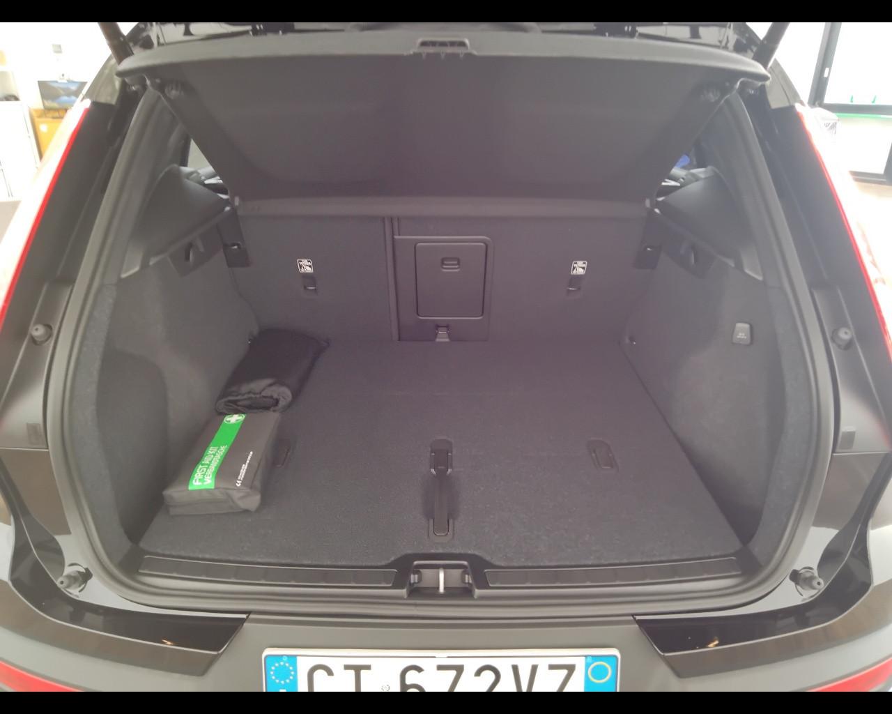 VOLVO XC40 2023 - XC40 2.0 b3 Plus Black Edition auto