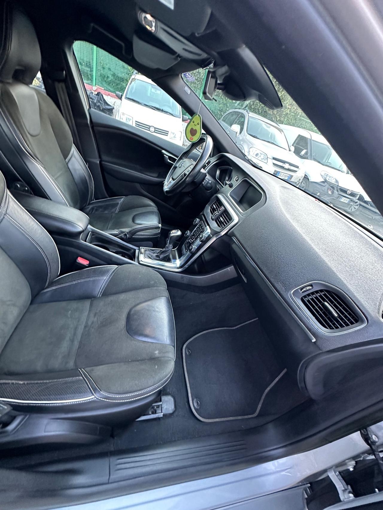 Volvo V40 D4 R-design Momentum