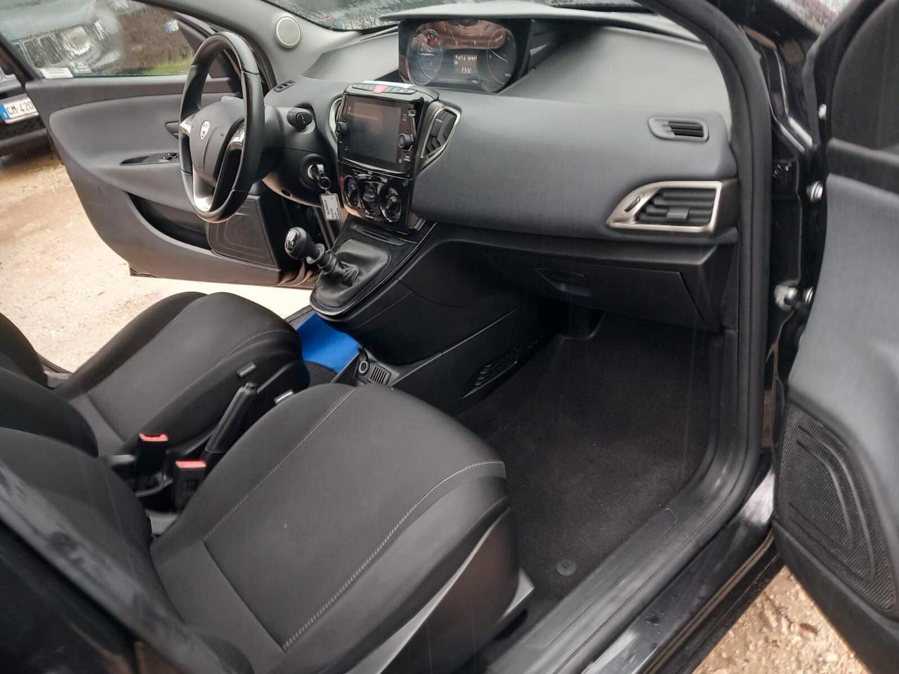 Lancia Ypsilon 1.0 benzina ibrida