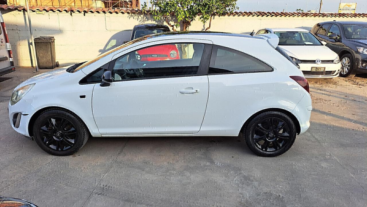 Opel Corsa 1.2 3 porte b-color.