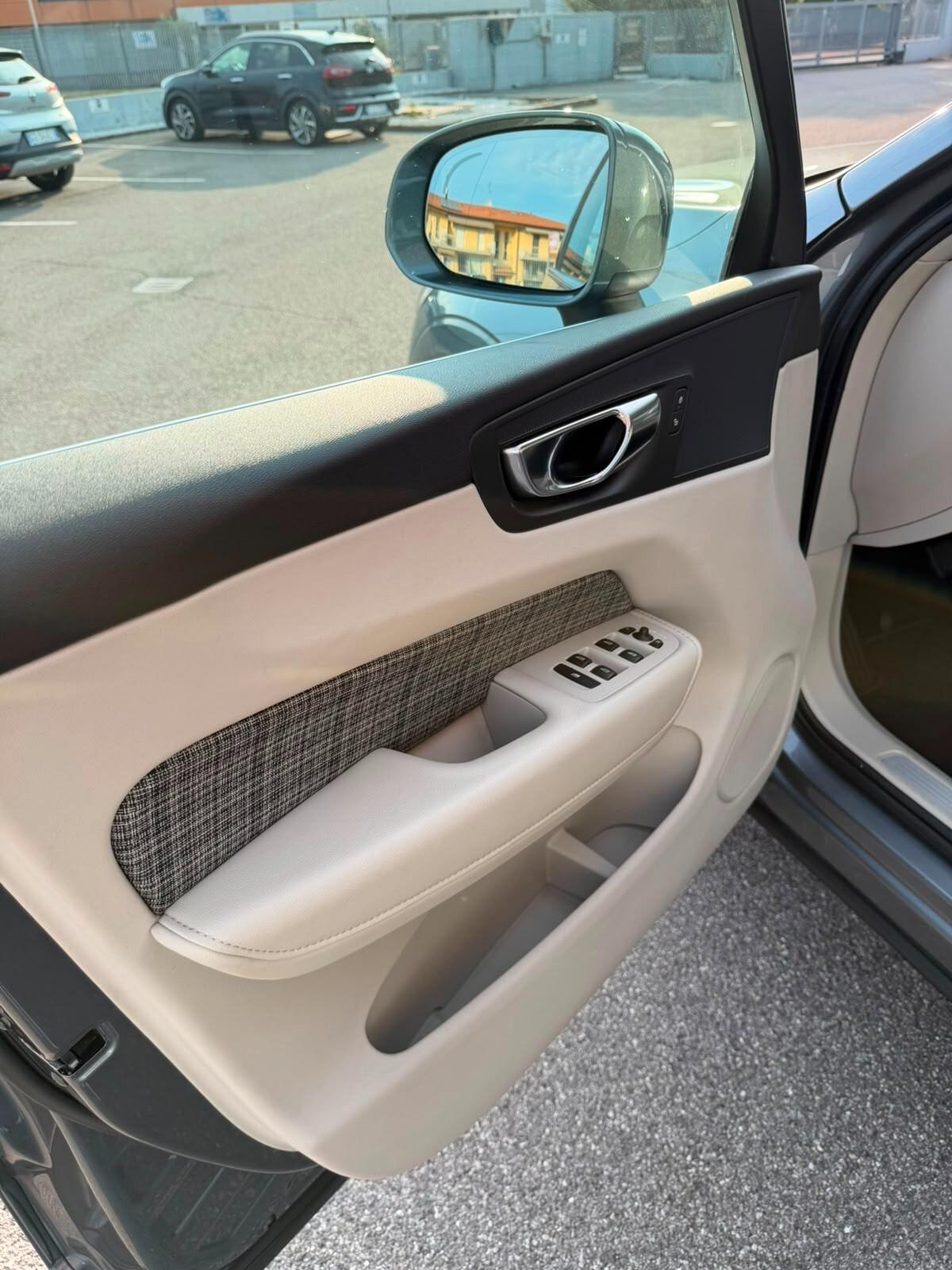 Volvo XC60 B4 AWD Geartronic Momentum MY21