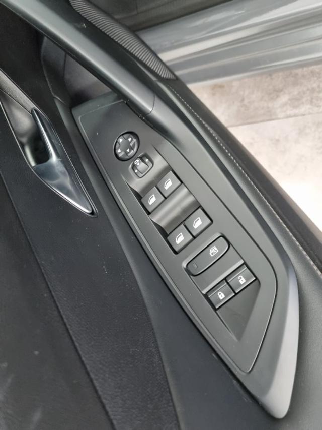 PEUGEOT 308 Plug-in Hybrid 180 e-EAT8 Allure
