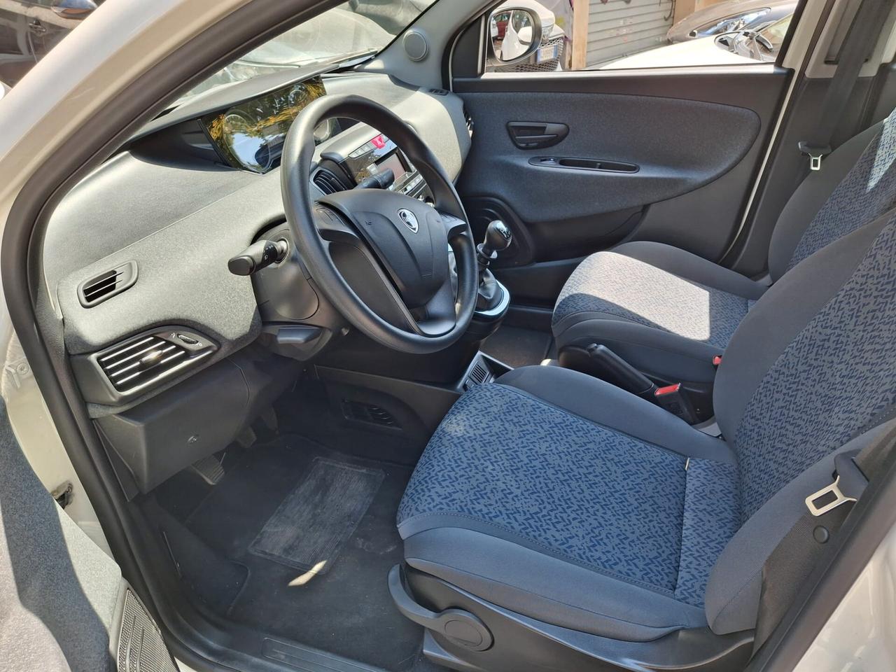 Lancia Ypsilon 1.0 FireFly 5 porte S&S Hybrid Ecochic Silver