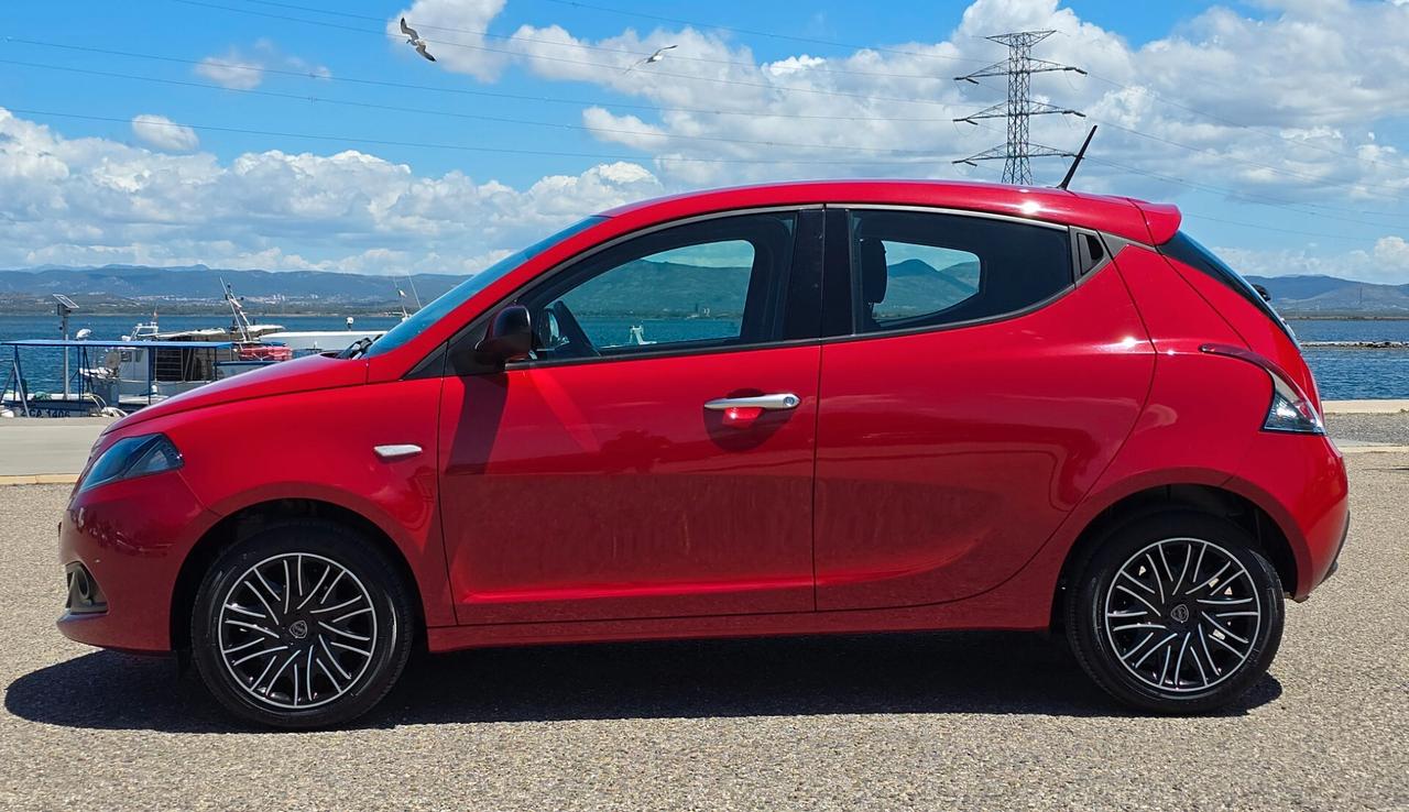 Lancia Ypsilon 1.0 FireFly 5 porte S&S Hybrid Ecochic Silver
