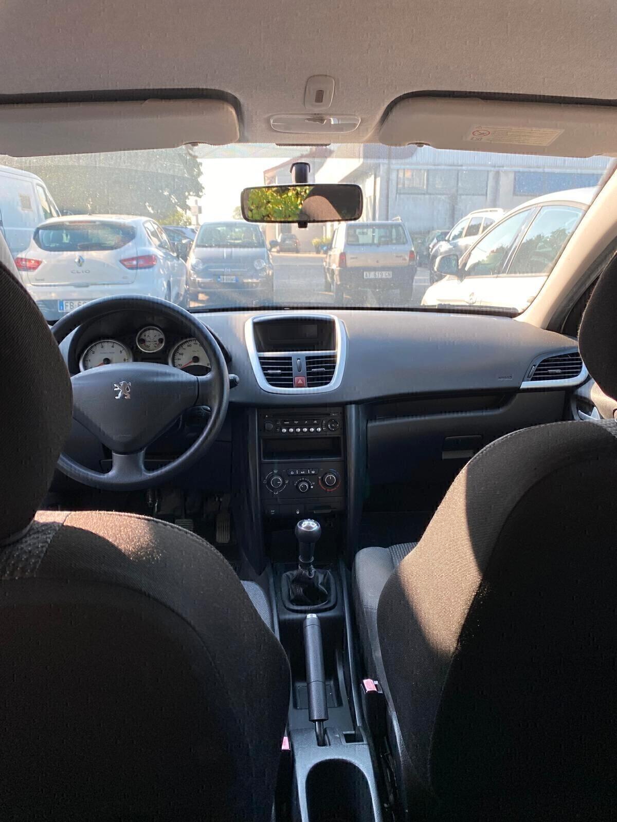 Peugeot 207 1.4 benzina Neopatentati