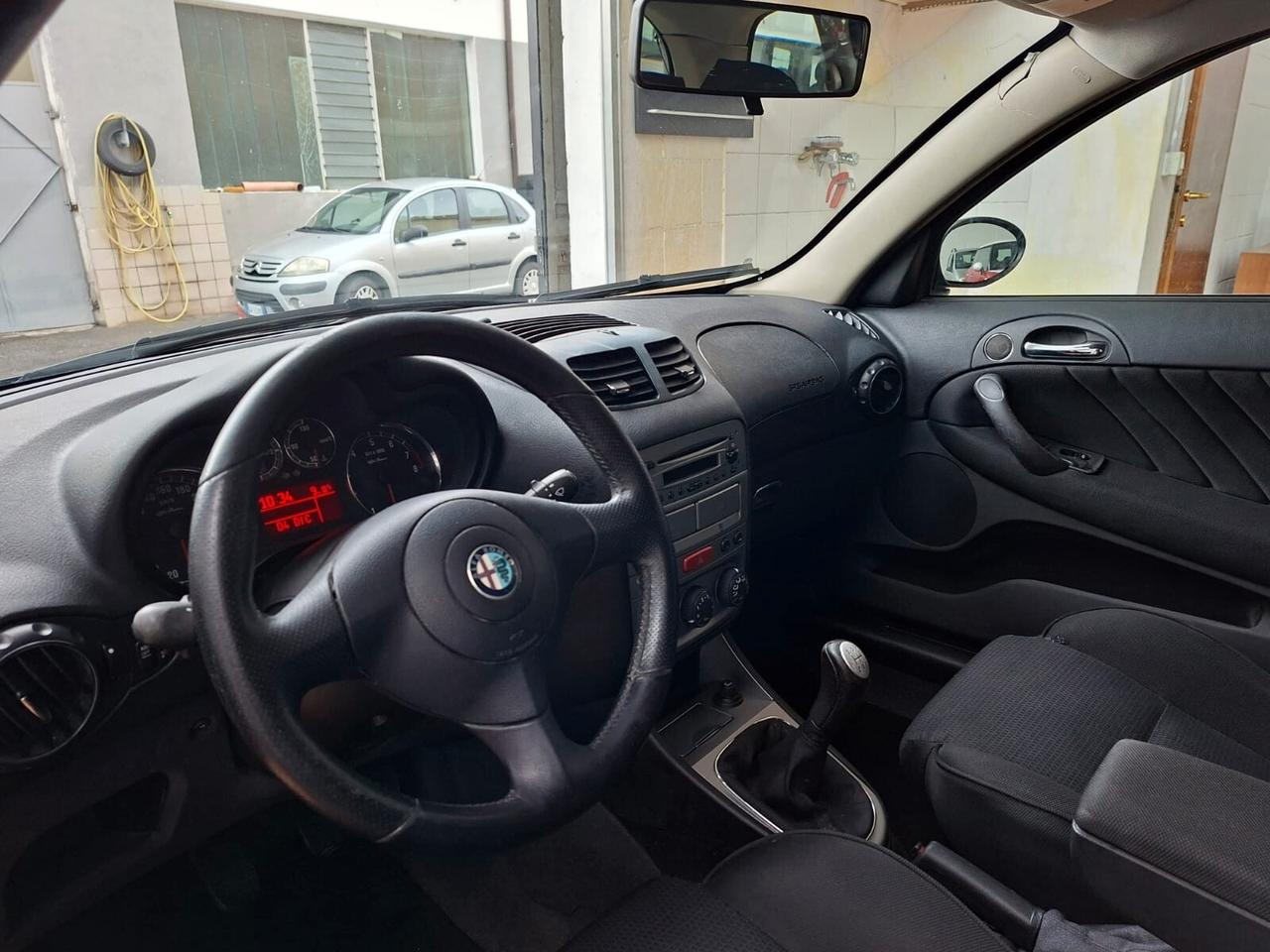 Alfa Romeo 147 3p 1.6 ts 16v BlackLine 105cv, adatta a neop.