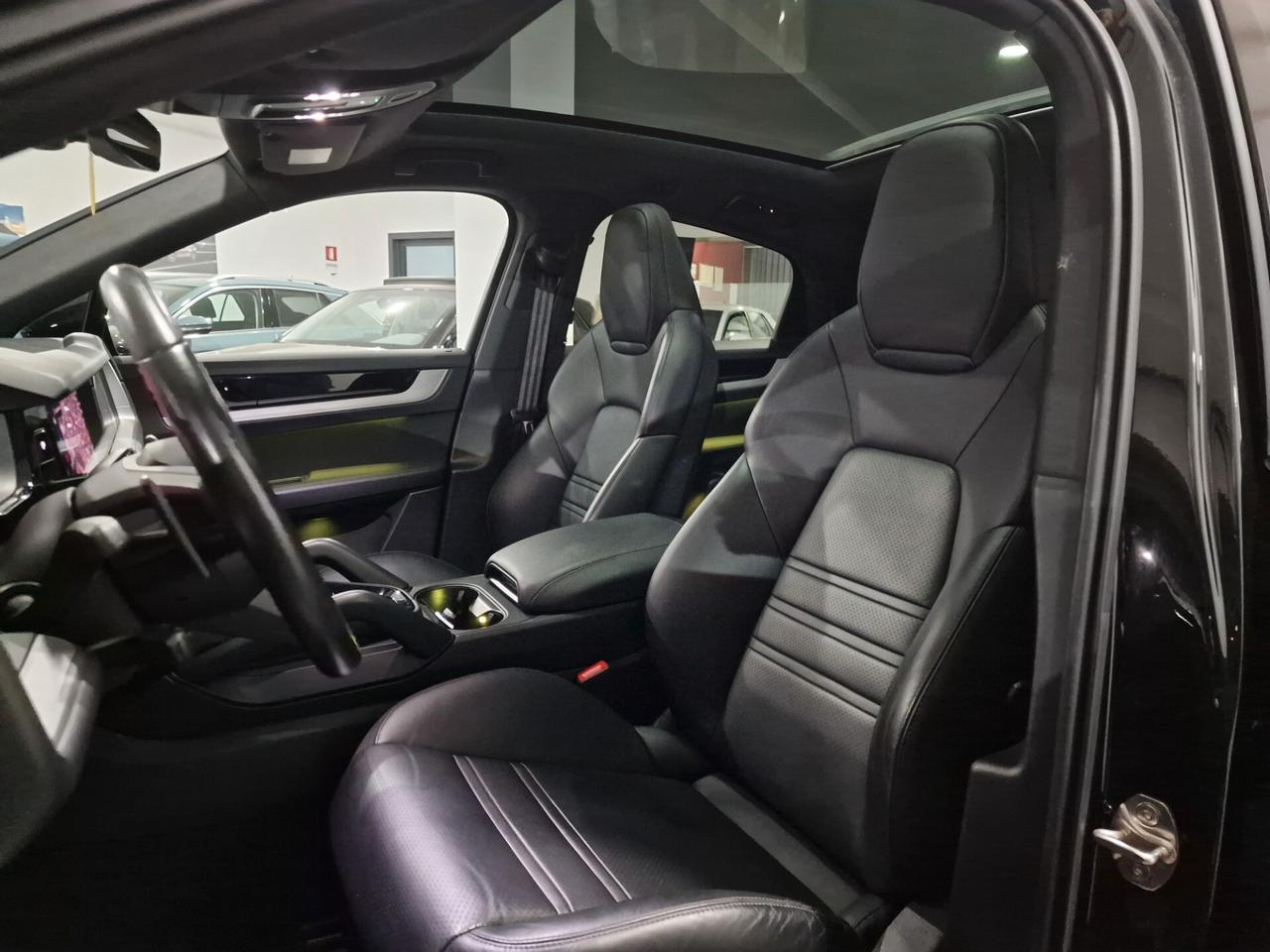 Porsche Cayenne Coupé 3.0 V6 E-Hybrid Iva esposta.
