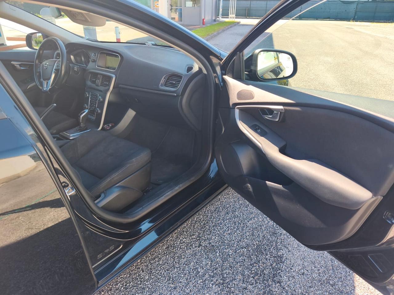 Volvo V40 D2 Geartronic R-design Mom-Accetto Permute