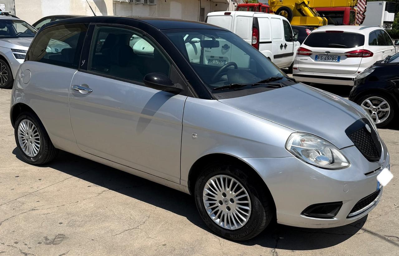 Lancia Ypsilon 1.3 MJT 75 CV BiColor Platino