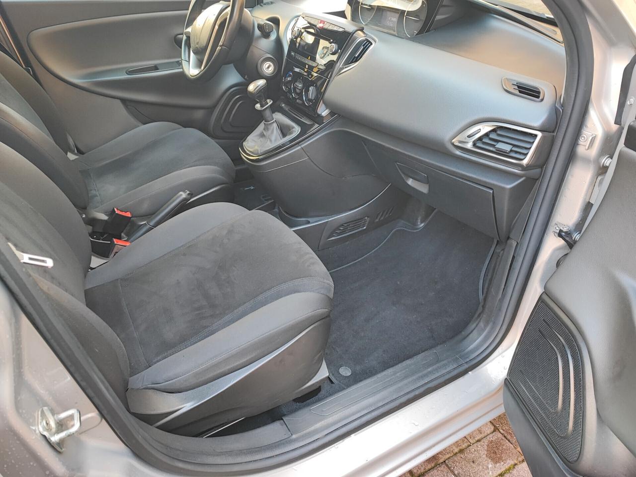 Lancia Ypsilon con 26 Euro 450 km