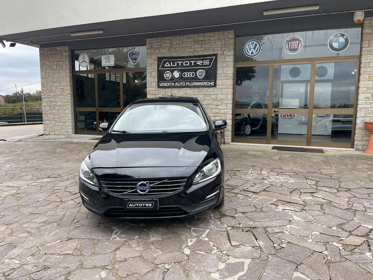 Volvo V60 D2 R-design Momentum NEO PATENTATI