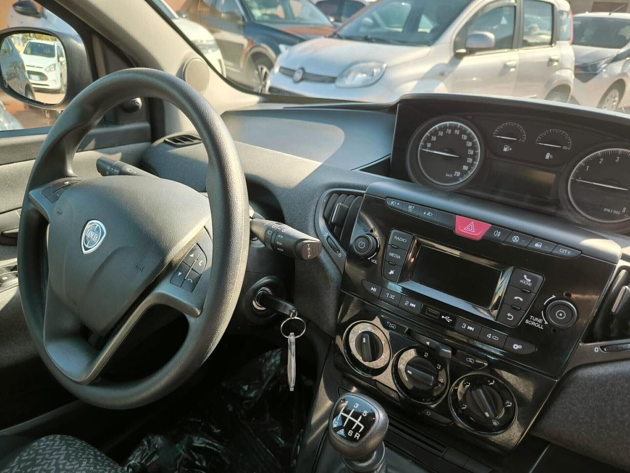 Lancia Ypsilon 1.0 FireFly 5 porte S&S Hybrid Ecochic Silver