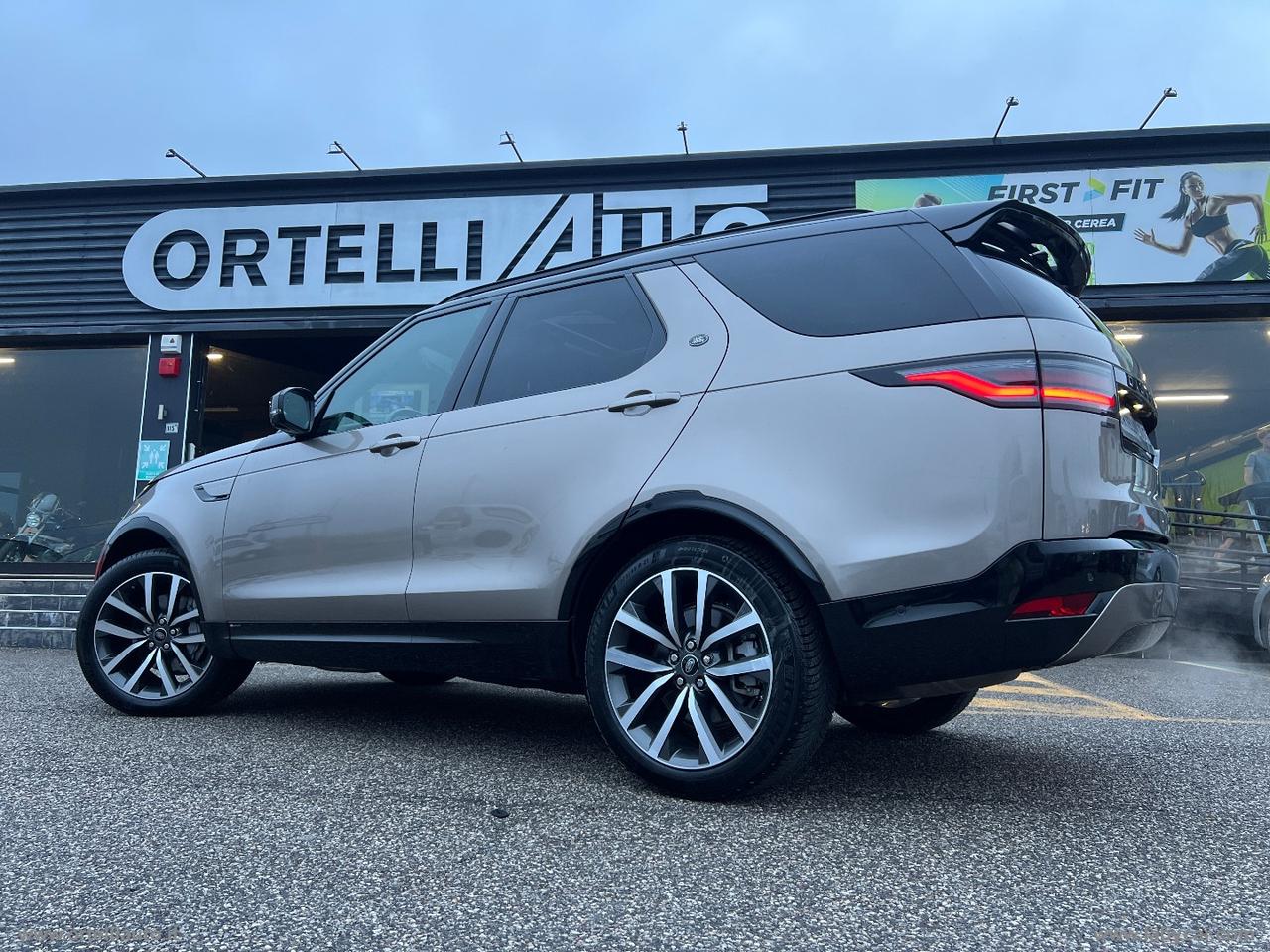 LAND ROVER Discovery 3.0D I6 249CV R-Dyn. SE 7 POSTI