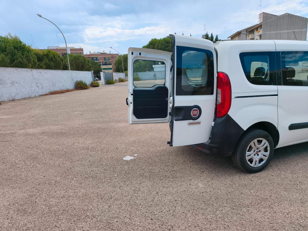 Fiat doblo autocarro 5 posti ( 12 mesi di garanzia completa)