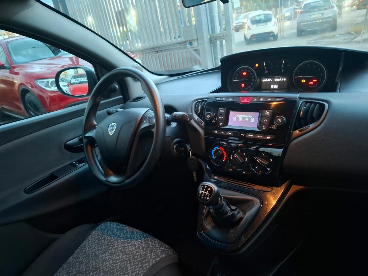 Lancia Ypsilon 1.0 FireFly 5 porte S&S Hybrid Ecochic Silver