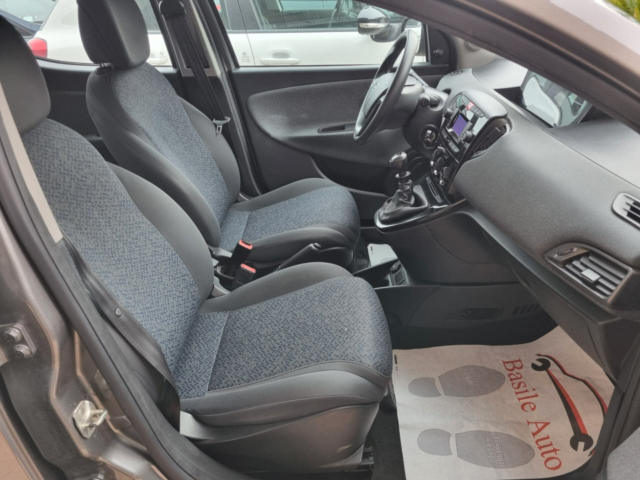 Lancia Ypsilon 1.0 FireFly 5 porte S&S Hybrid Silver