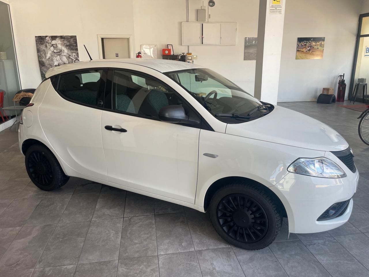 Lancia Ypsilon 1.0 FireFly 5 porte S&S Hybrid Ecochic Silver