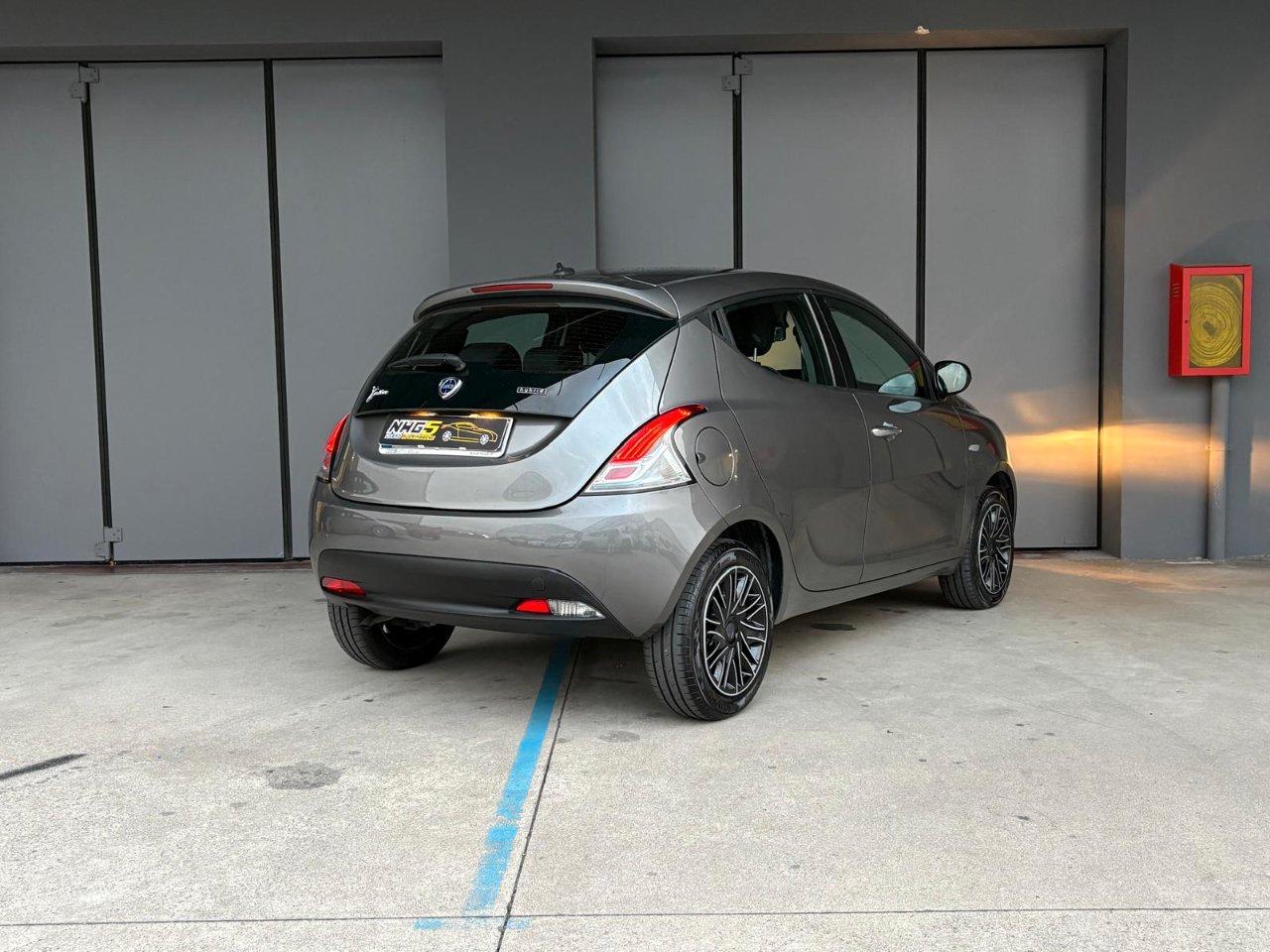 Lancia Ypsilon 1.0 firefly hybrid Silver s&s 70cv 5p.ti