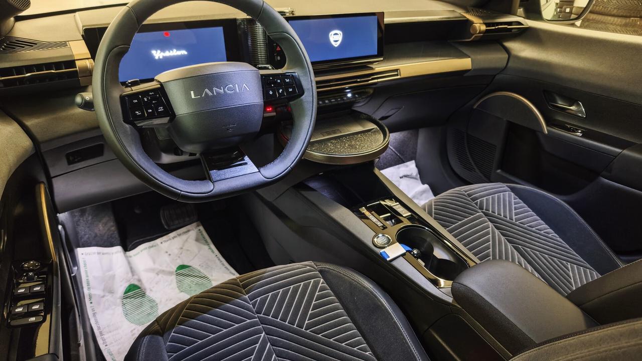 Lancia Ypsilon Hybrid e-DCT LX