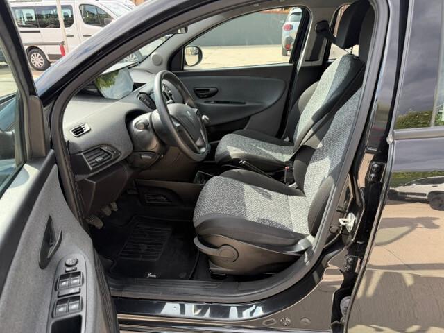 Lancia Ypsilon 1.0 FireFly 5 porte S&S Hybrid Silver