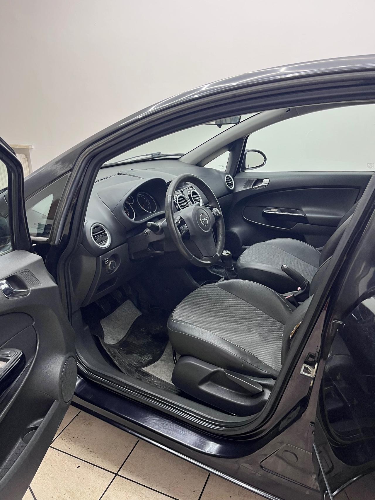 Opel Corsa 1.4 16V 5 porte Cosmo