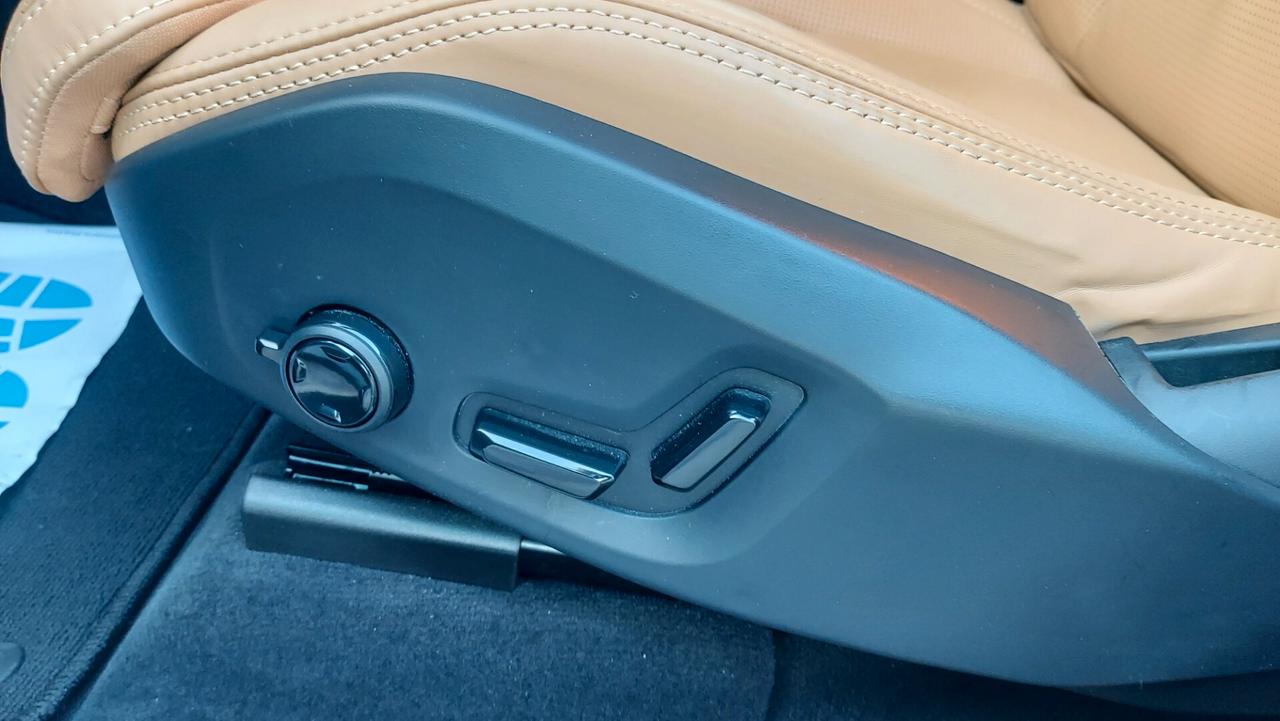 Volvo XC 60 XC60 T6 Recharge Plug-in Hybrid AWD automatico Ultimate Dark