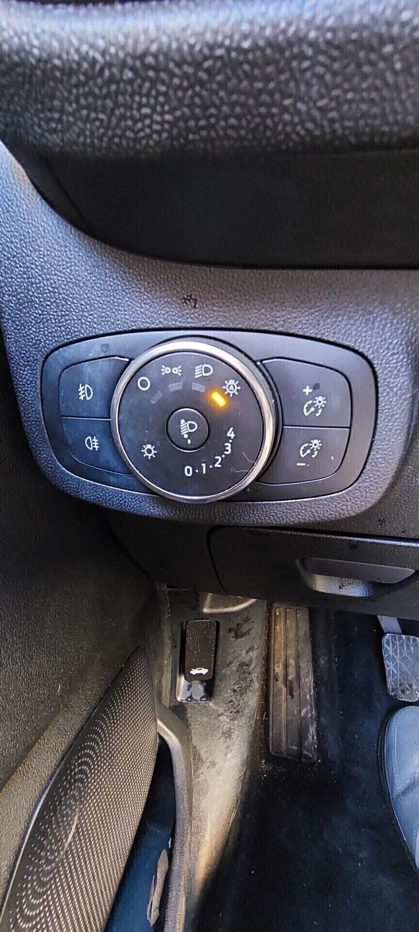 FIESTA 1,1 BENZINA NEW MODEL 86 CV X NEOPATENTATI NAVIGATORE TELEFONO LEGA STRAFULL