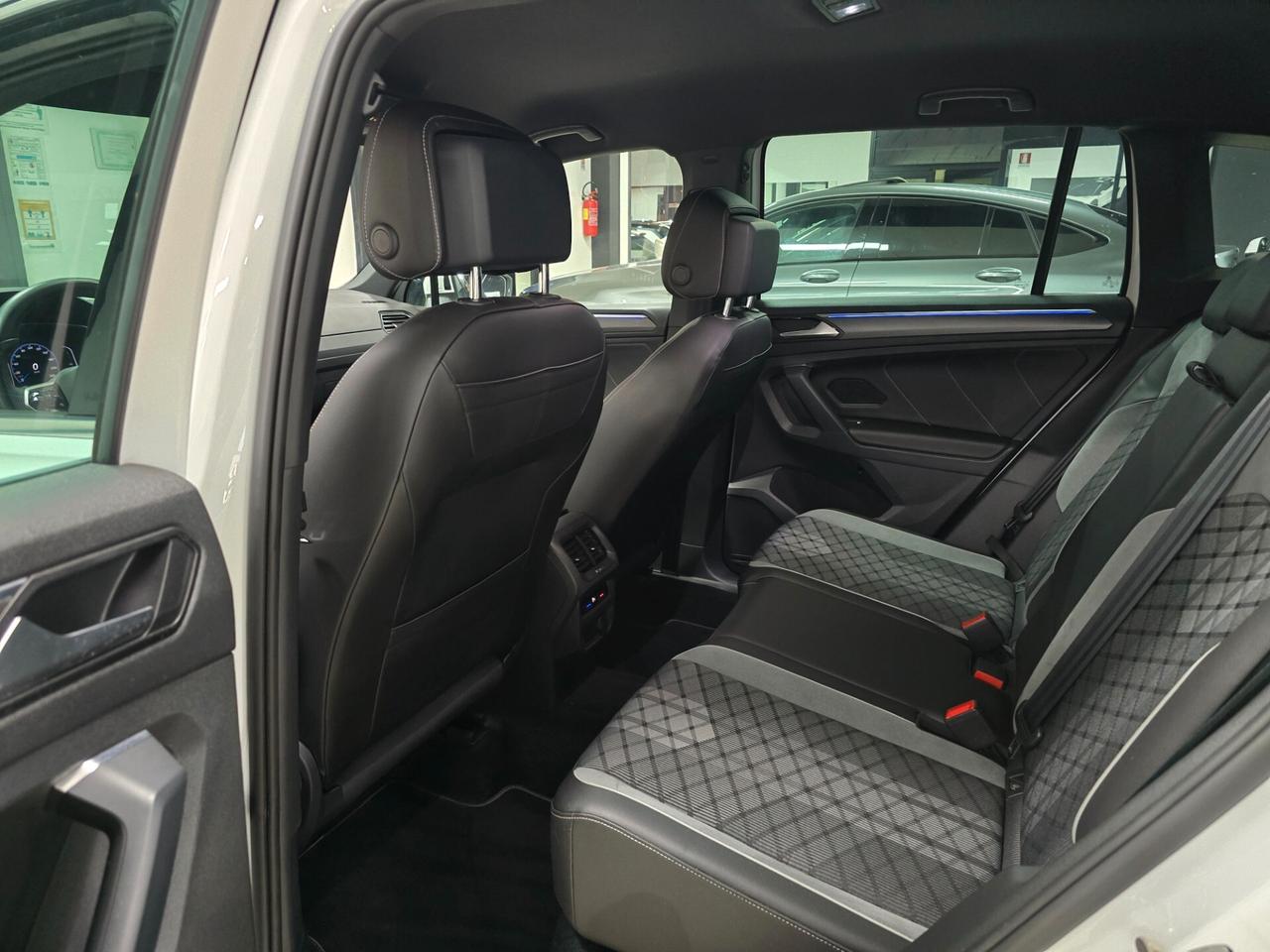 Volkswagen Tiguan 2.0 TDI 150 CV SCR DSG R-Line (Camera 360)