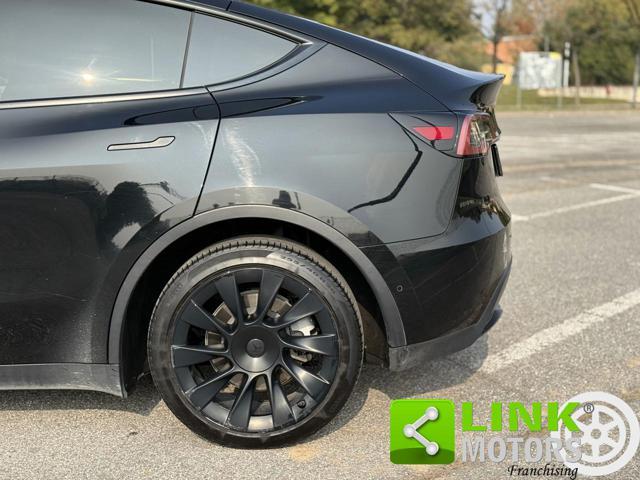 TESLA Model Y longe