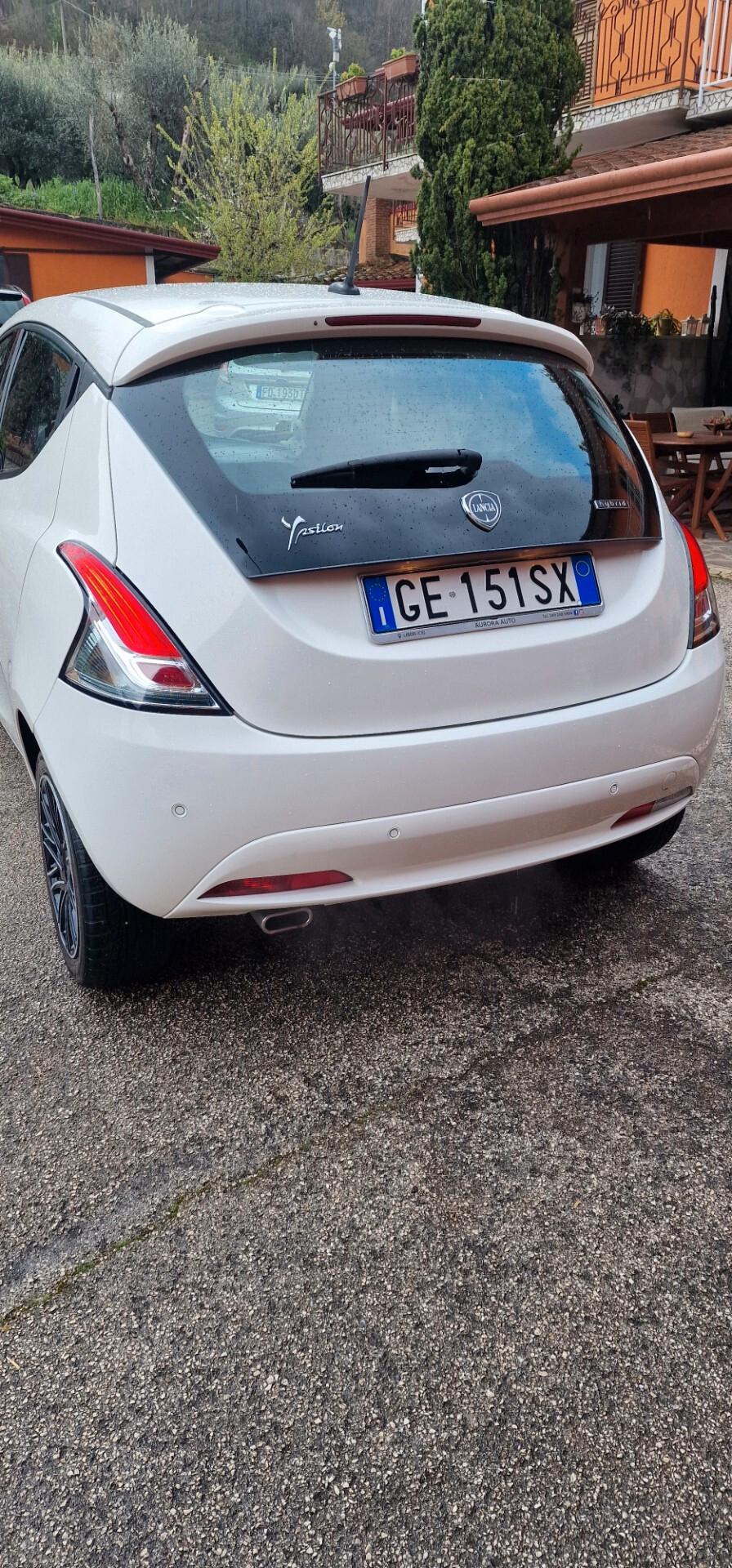 Lancia Ypsilon 1.0 FireFly 5 porte S&S Hybrid Ecochic Silver