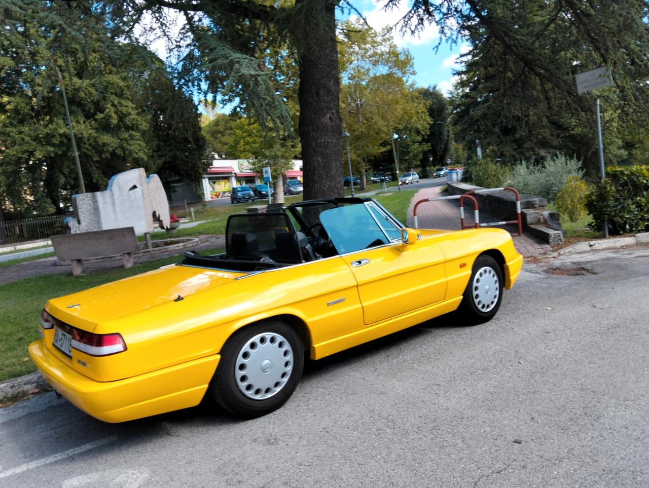 Alfa Romeo Spider Gialla