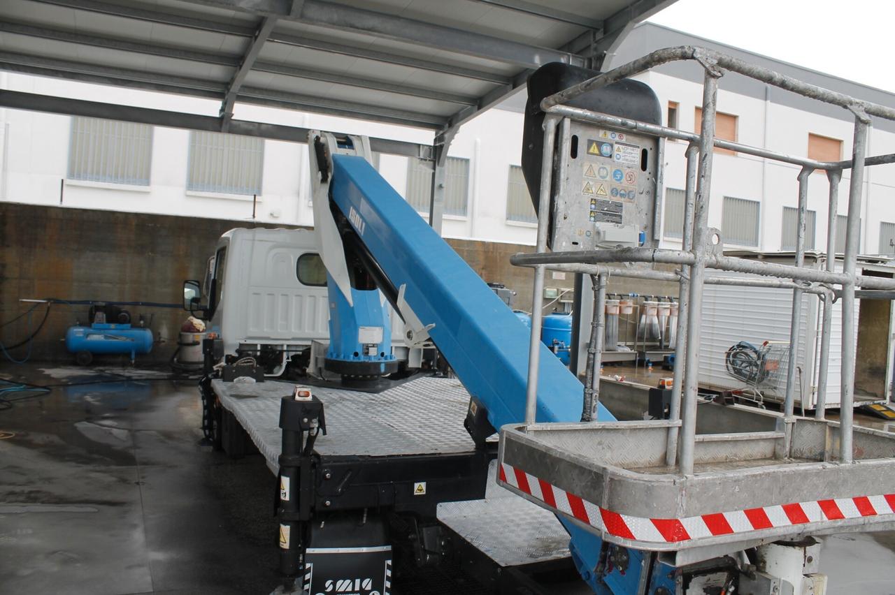 Nissan cabstar piattaforma aerea Isoli 24 metri